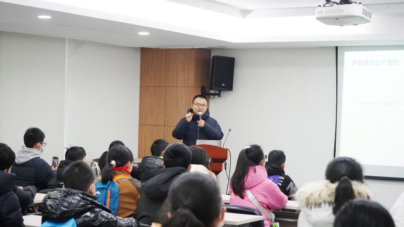 講座中,聲學(xué)專家辜磊與學(xué)生們進(jìn)行互動(dòng)交流