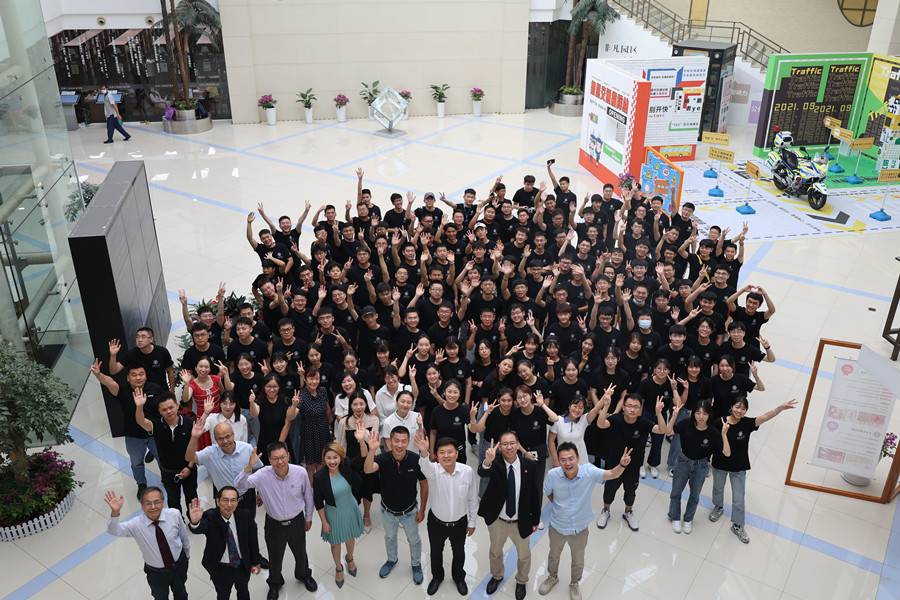 校企領(lǐng)導(dǎo)與學(xué)生們合影