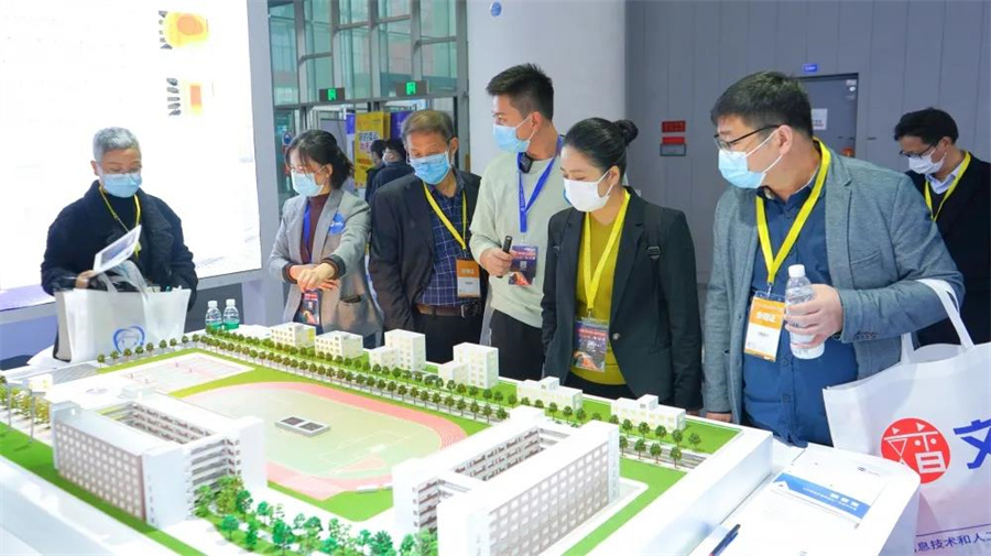 工作人員正在講解教室擴聲系統