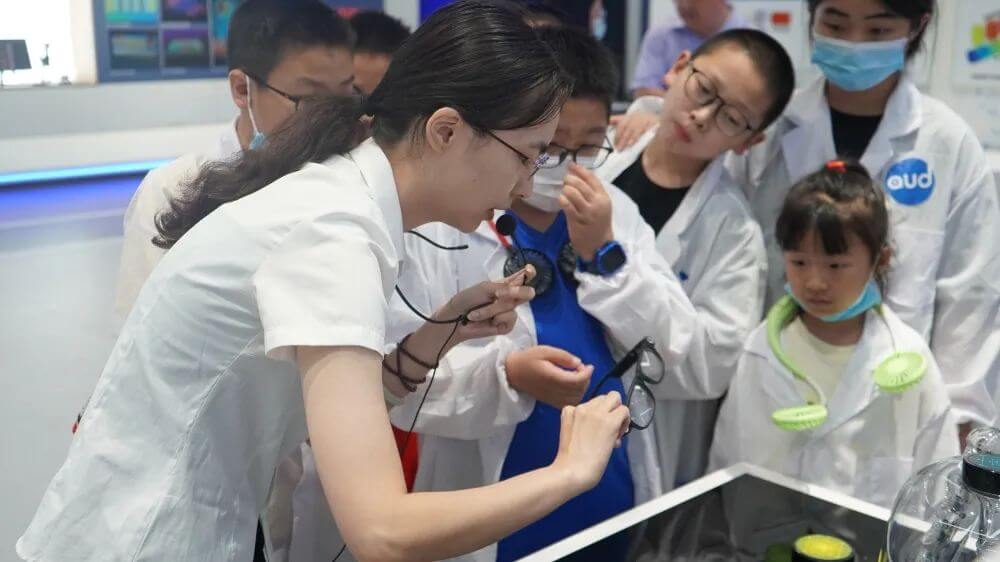 蘇州?中國聲谷展示廳,場館講解員為學(xué)生們詳細(xì)講解了聲學(xué)的發(fā)展歷史以及在環(huán)境、材料、醫(yī)療、工程等領(lǐng)域的廣泛應(yīng)用