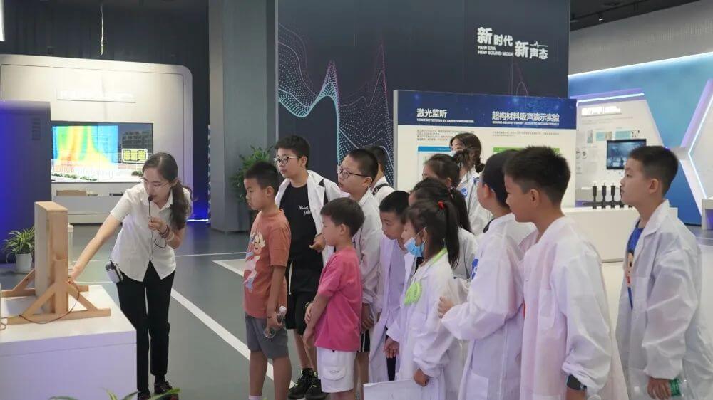 蘇州?中國聲谷展示廳,場館講解員為學(xué)生們詳細(xì)講解了聲學(xué)的發(fā)展歷史以及在環(huán)境、材料、醫(yī)療、工程等領(lǐng)域的廣泛應(yīng)用
