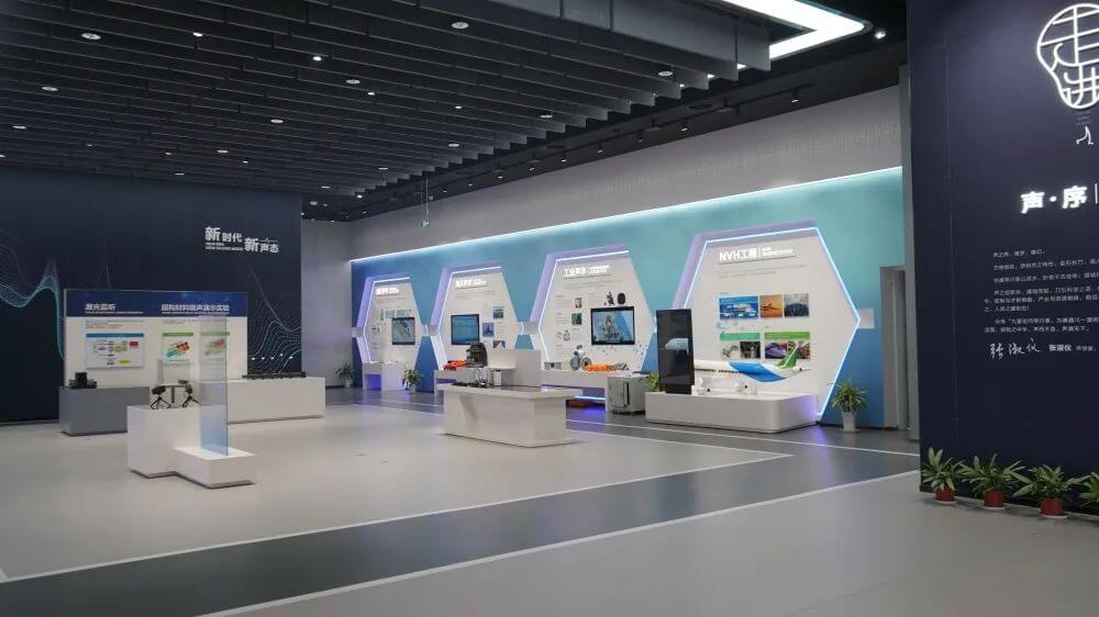 蘇州?中國聲谷展示廳,場館講解員為學(xué)生們詳細(xì)講解了聲學(xué)的發(fā)展歷史以及在環(huán)境、材料、醫(yī)療、工程等領(lǐng)域的廣泛應(yīng)用