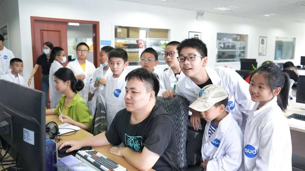 通過觀察、聆聽的方式,孩子們充分認(rèn)識到聲學(xué)不僅僅存在于耳邊